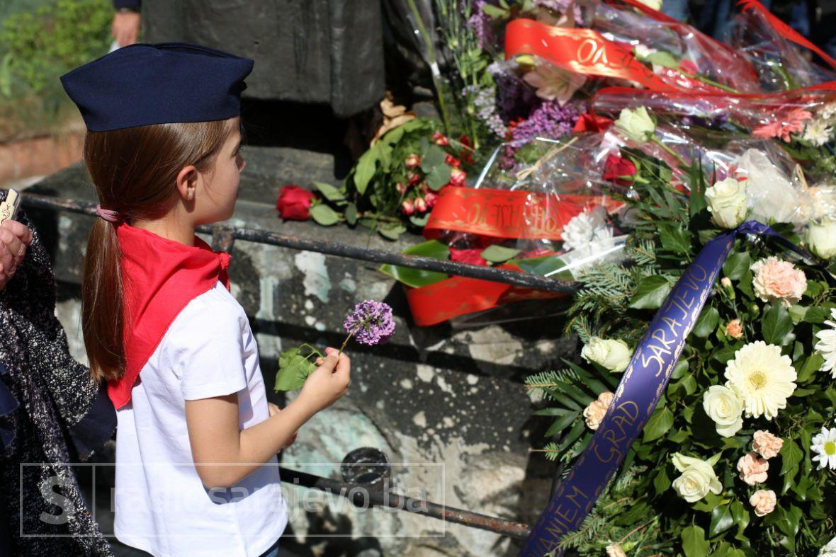 Foto: Dž.K./Radiosarajevo/Položeno cvijeće u čast Josipu Brozu Titu